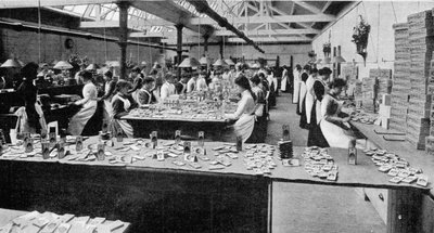 Chocoladedozen vullen in een fabriek in York ter voorbereiding op de theeën van de koningin, illustratie uit The Graphic, 19 juli 1902 door English Photographer